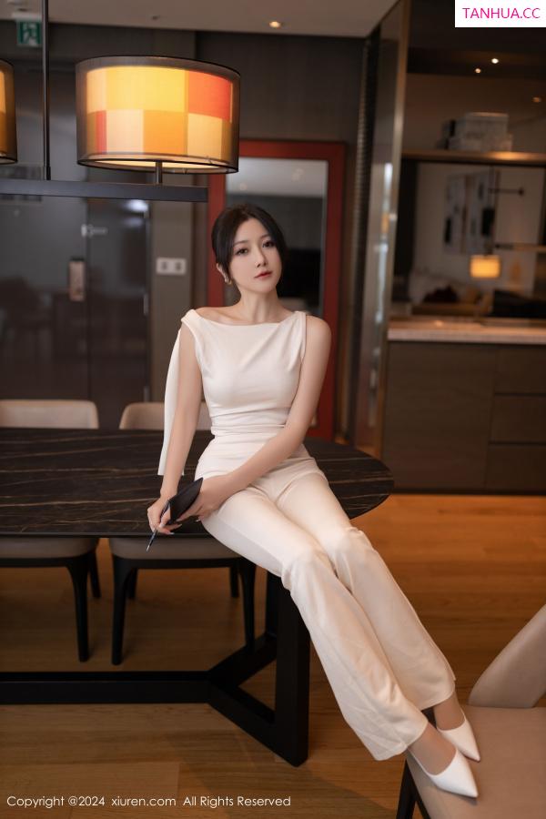 鱼子酱fish  [XiuRen]高清写真图 2024.11.15 No.9457 鱼子酱Fish 丝袜美腿第12张图片